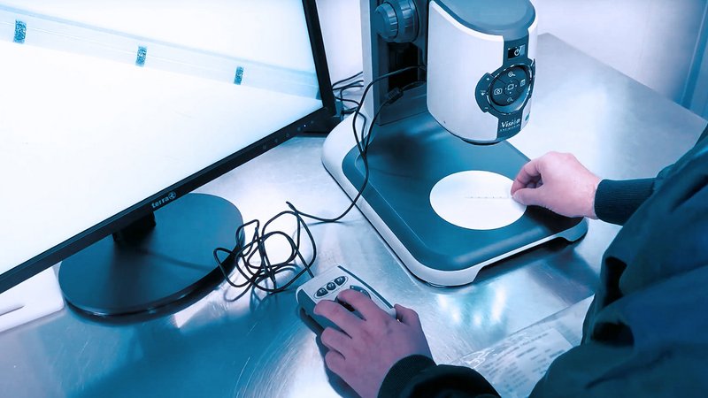 Novoplast Schlauchtechnik: lasermarkierter Schlauch unter dem Mikroskop